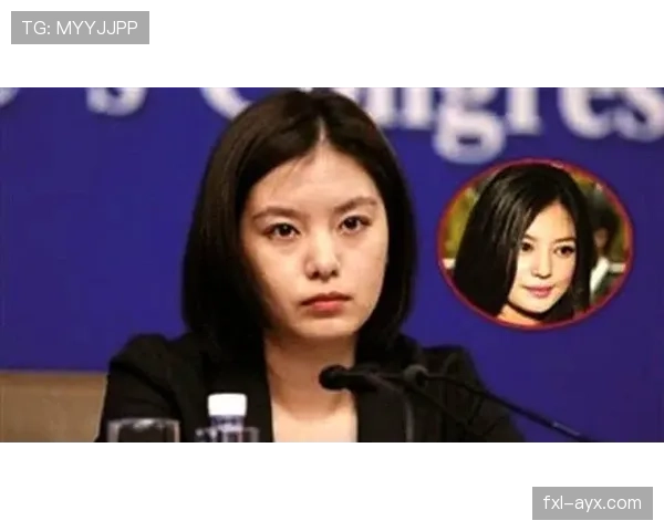 何卓佳比赛冷若冰山，逛街自拍像隔壁甜心，反差把我笑懵了