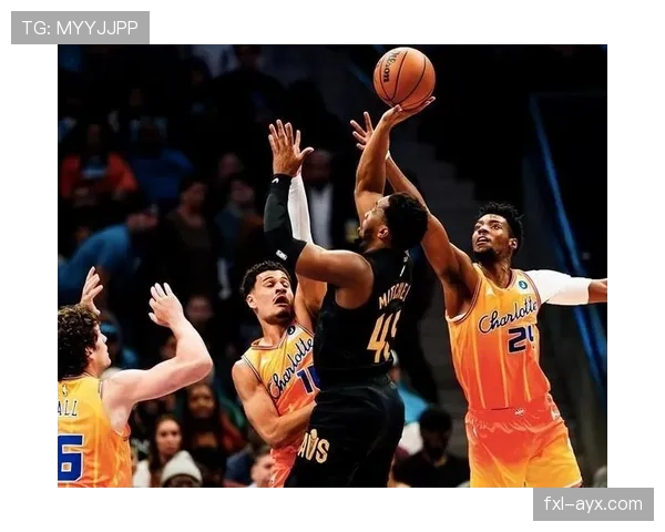 米切尔通过突破拉开差距，关键时刻得分效率胜凯里