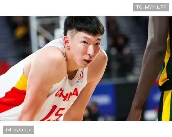 周琦机场随手拎的包比我半个月工资还贵，真是活在另一个世界